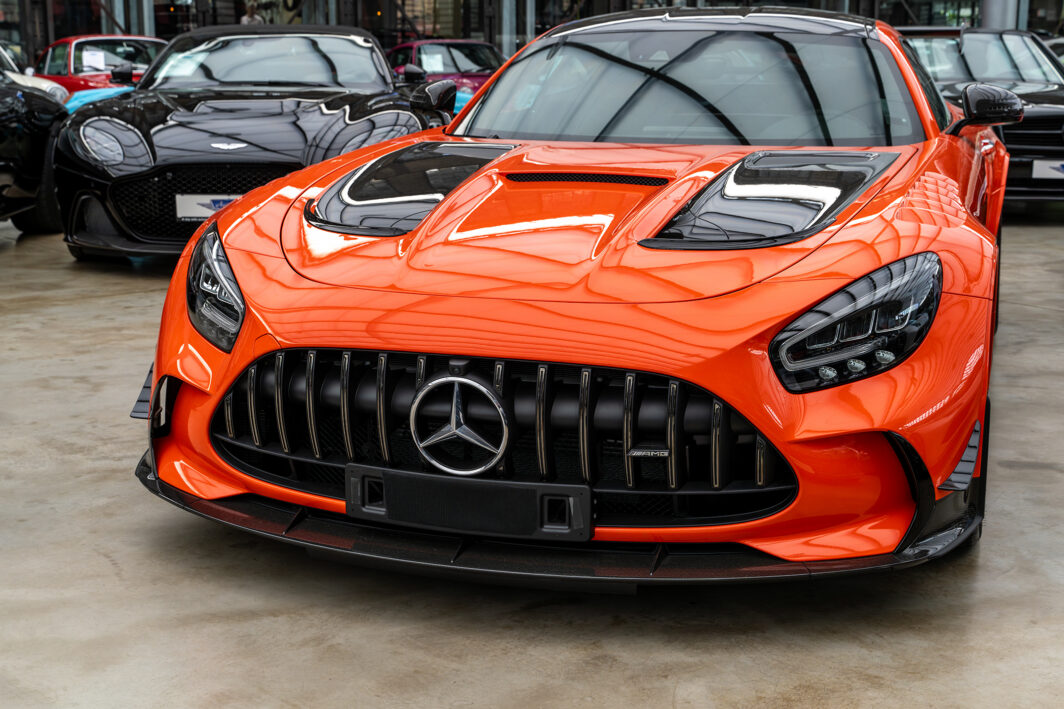 Frontansicht eines Mercedes AMG GT Black Series in Orange